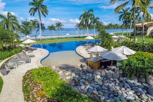 Modern Oceanfront Condo with a Chic Coastal Design, Resort-Style Amenities, and Direct Beach Access in 普拉亞弗萊明戈