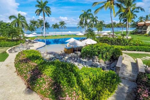 Modern Oceanfront Condo with a Chic Coastal Design, Resort-Style Amenities, and Direct Beach Access in 普拉亞弗萊明戈