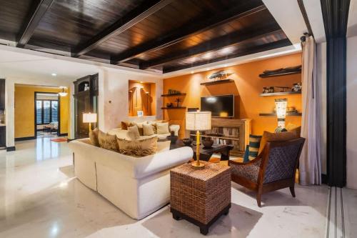Luxury Ocean view Condo with Golf Cart in Villela