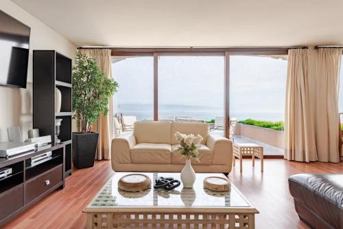 Spacious ocean view apt - 3 min walk