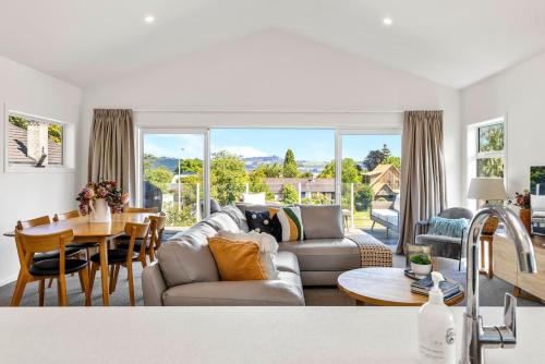Relax at Rainbow Point - fabulous Taupo holiday home – khách sạn tại Rainbow Point