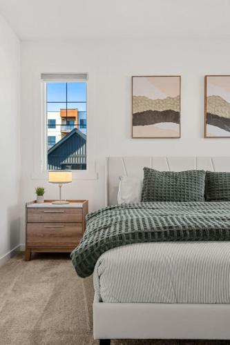 Luxury Family Retreat with Games, King Bed and Garage – khách sạn tại Southeast Edmonton