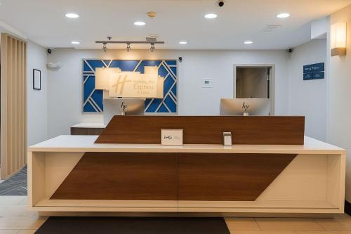 Holiday Inn Express Hotel And Suites Alliance By IHG - 숙소 외관