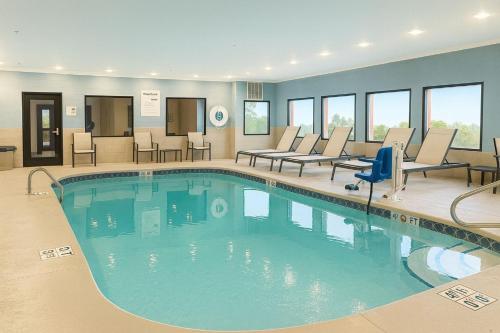 Holiday Inn Express Hotel And Suites Alliance By IHG - 수영장