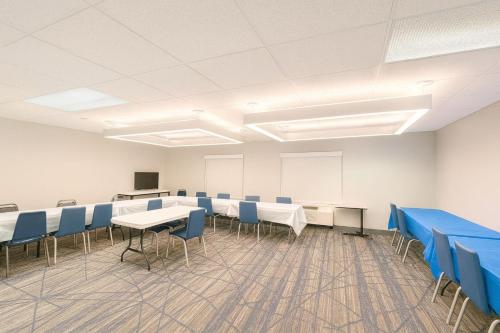 Holiday Inn Express Hotel And Suites Alliance By IHG - 회의실/연회장