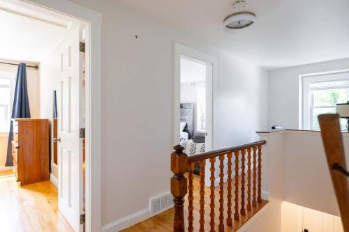 Spacious 4 bedroom home with large yard in Νέιτικ(Μασαχουσέτη)