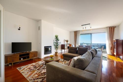 Skyview 2BR with Balcony and Garage, Porto