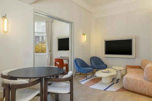 room detail thumbnail 1