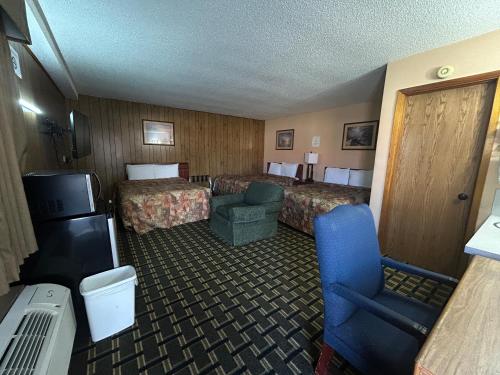 BIG 12 MOTEL - image 11