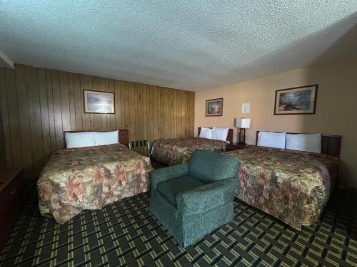 3 queen beds