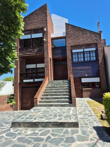 Casa con parque, 4 habitaciones, zona Villa Victoria Ocampo