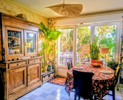 La Villa Bleue in Charmes Sur Rhone