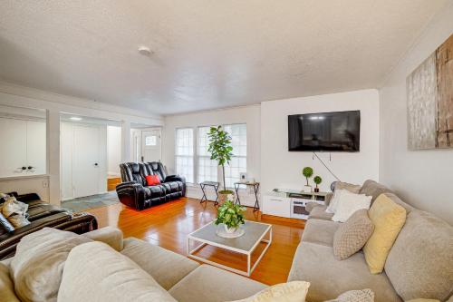 Home 1 Mi to UC Riverside: Families Welcome! – khách sạn tại University