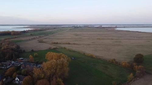 Dat-Fischerhuus-Ankerplatz-zwischen-Bodden-und-Ostsee-in-30-sek-am-Hafen in Pruchten