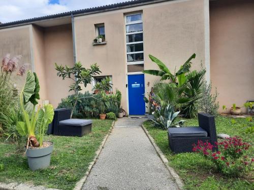 La Villa Bleue in Charmes Sur Rhone