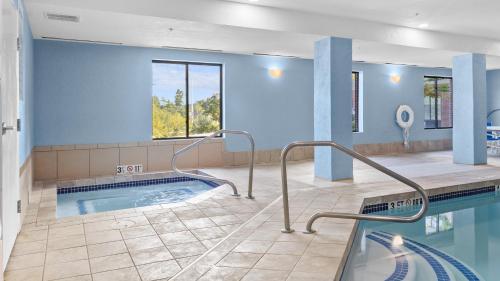Spa, Holiday Inn Express Hotel & Suites Manchester - Airport By IHG in Manchester (NH)