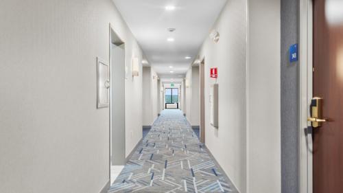 Lobby, Holiday Inn Express Hotel & Suites Manchester - Airport By IHG in Manchester (NH)