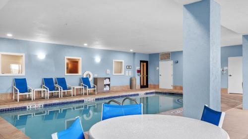 Swimming pool, Holiday Inn Express Hotel & Suites Manchester - Airport By IHG in Manchester (NH)