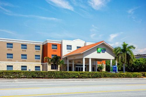 . Holiday Inn Express & Suites Lantana by IHG