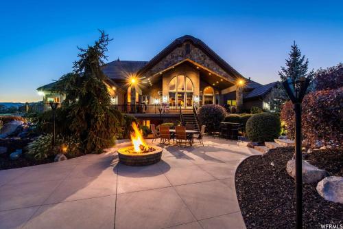 Riverton Luxury Estate with Private Pool - Family Theatre Hot Tub Gym in Bluffdale (UT)