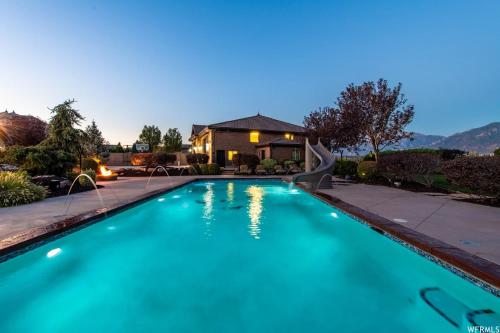 Riverton Luxury Estate with Private Pool - Family Theatre Hot Tub Gym in Bluffdale (UT)