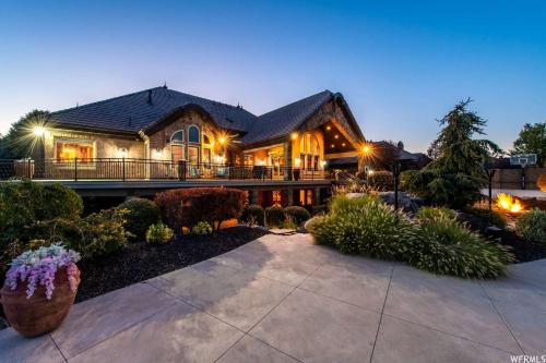 Riverton Luxury Estate with Private Pool - Family Theatre Hot Tub Gym in Bluffdale (UT)
