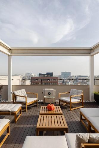 One-of-a-Kind Downtown Penthouse 270-degree City Views Two Terraces Fireplaces Grill - image 4