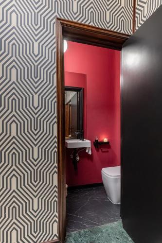 One-of-a-Kind Downtown Penthouse 270-degree City Views Two Terraces Fireplaces Grill - image 3