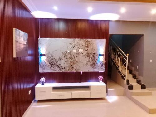 Shared lounge/TV area, Cutting Edge Guest House in Kunkujang Jattaya