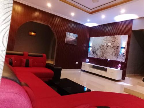 Shared lounge/TV area, Cutting Edge Guest House in Kunkujang Jattaya