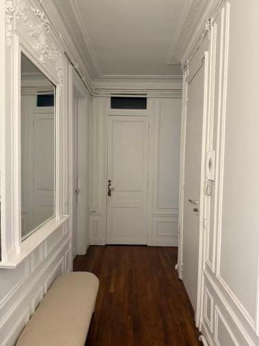 Cosy haussmanian apartment - image 11
