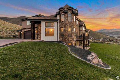 Private Family Home with Hot Tub in Bluffdale (UT)