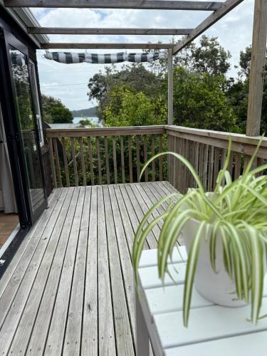 Balcony/terrace, Triangel Cottage Waiheke Island - 2BR with Sea Views in Surfdale