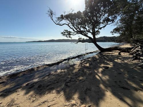 Triangel Cottage Waiheke Island - 2BR with Sea Views – khách sạn tại Surfdale