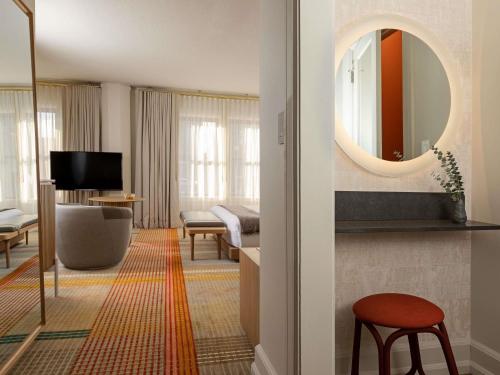 room detail thumbnail 1