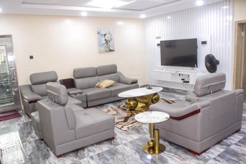Dynamic Homes - 2 and 3 Appt Fully Furnished – khách sạn tại Ifako Ijaiye