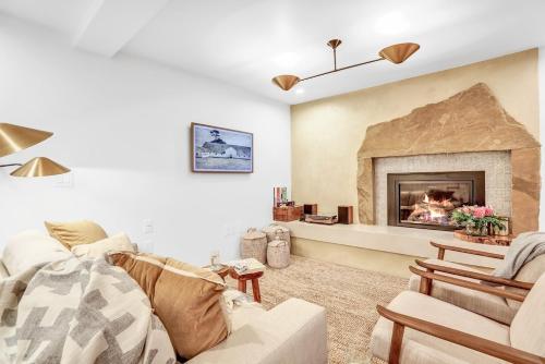 Peaceful Ranch Overlooking Mustangs with Full Kitchen & Fireplace