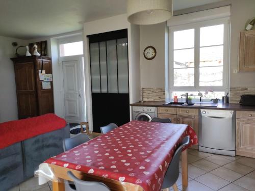 virtuve, Holiday Home in Crux-la-Ville near Lake in Saint-Saulge