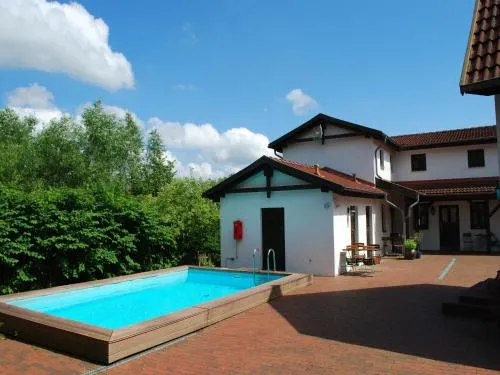 Idyllische Wohnung mit Pool in Mecklenburg in Barlin, Deutschland