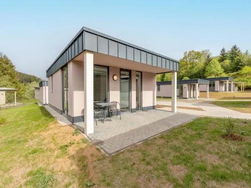 Moderne Bungalows am Kronenburger See in Hallschlag, Deutschland