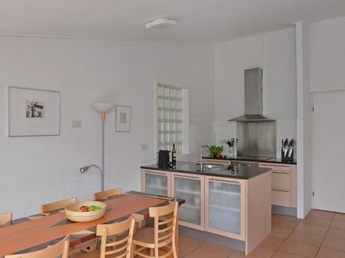 Кухня, Bungalow near Lake Veere for Water Sports in Камперланд