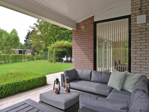 Балкон/терраса, Bungalow near Lake Veere for Water Sports in Камперланд