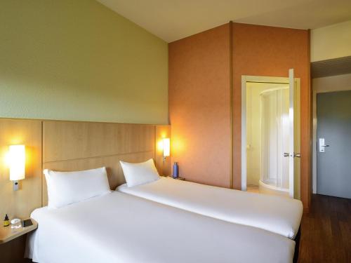 2 twin beds