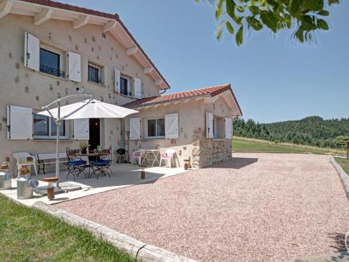 . Gîte douillet avec terrasse, jardin et cheminée à Saint-Priest-la-Prugne
