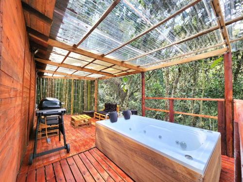Cabaña en Medio del Bosque con Jacuzzi - Santa Elena