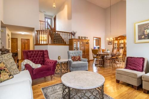 Sleeps 12! Main Level Primary Suite-Beautiful Backyard Oasis – khách sạn tại Nam Lawrence