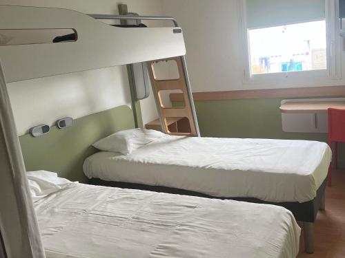 3 twin beds