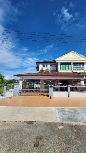 Place to stay kuching near airport 12 pax – khách sạn tại Kota Padawan