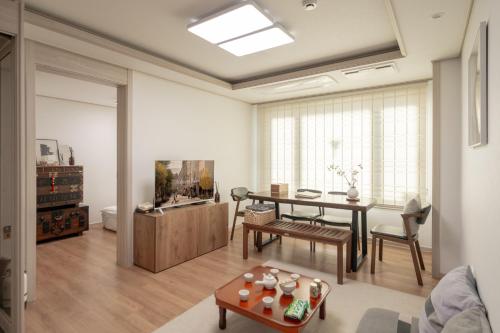 #ddingsang stay#띵상스테이#신축#3Room 4Bed#Max 6P#풀옵션#무료주차#공항픽업#한방족욕#웰컴드링크#명동#서울역#동대문#Fully furnished apartment#Welcome Drink#Airport Pickup#Free Parking#Korean Foot bath