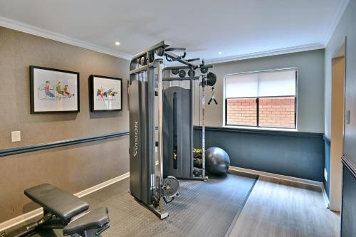 Courtyard Hotel Rosebank - image 2